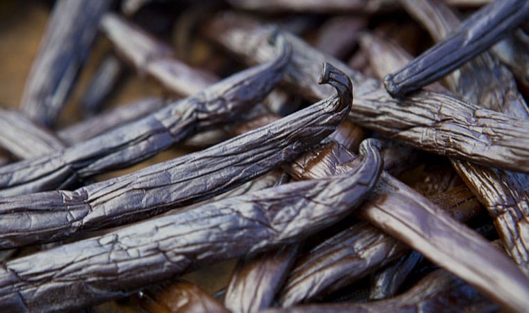 Verse Tahitiaanse vanillestokjes kopen; close-up van gedroogde, aromatische stokjes op een productpagina.
