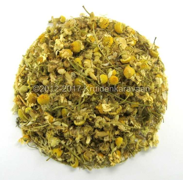 Gedroogde kamille bloemen voor kamille thee, ideaal om zelf kruidenthee te maken.